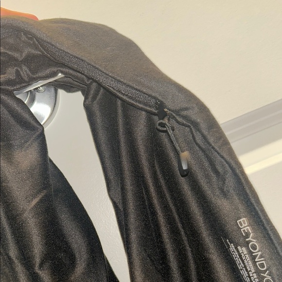 Beyond Yoga Black Infinity Scarf with Hidden Pocket One Size - Picture 4 of 5